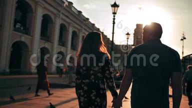 户外<strong>生活方式</strong>肖像，年轻情侣在夕阳后的街道上漫步在城市中